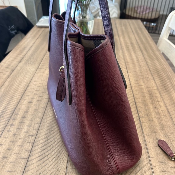 Versatile tote bag can be worn in two styles. Comes with wallet and wristlet - Picture 8 of 16